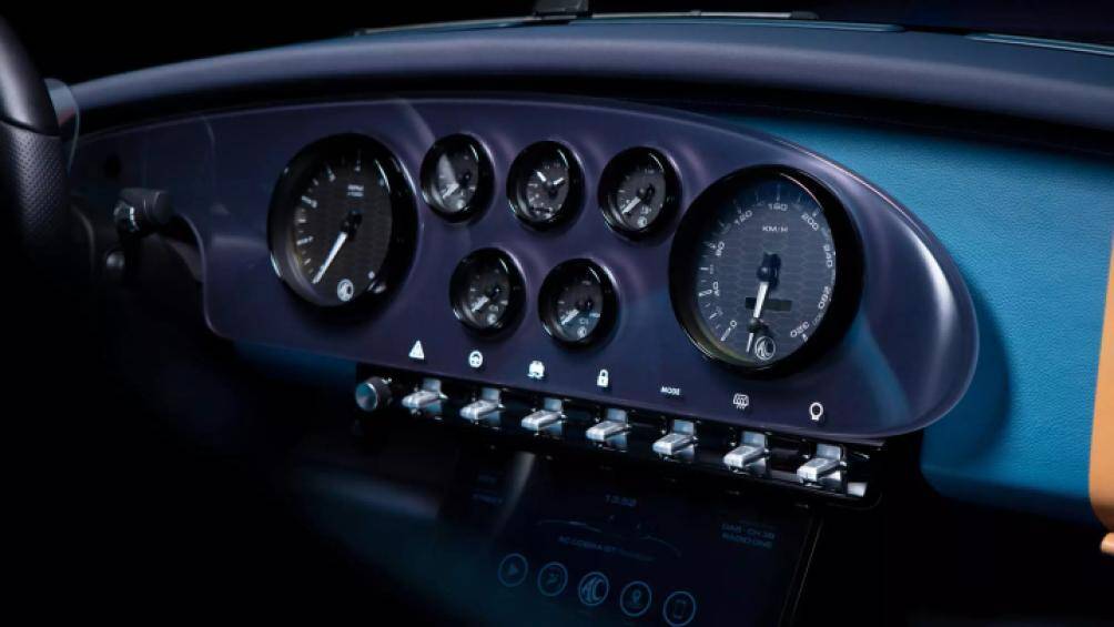 Người lái có thể điều chỉnh các tính năng thông qua màn hình trung tâm 10.25 inch