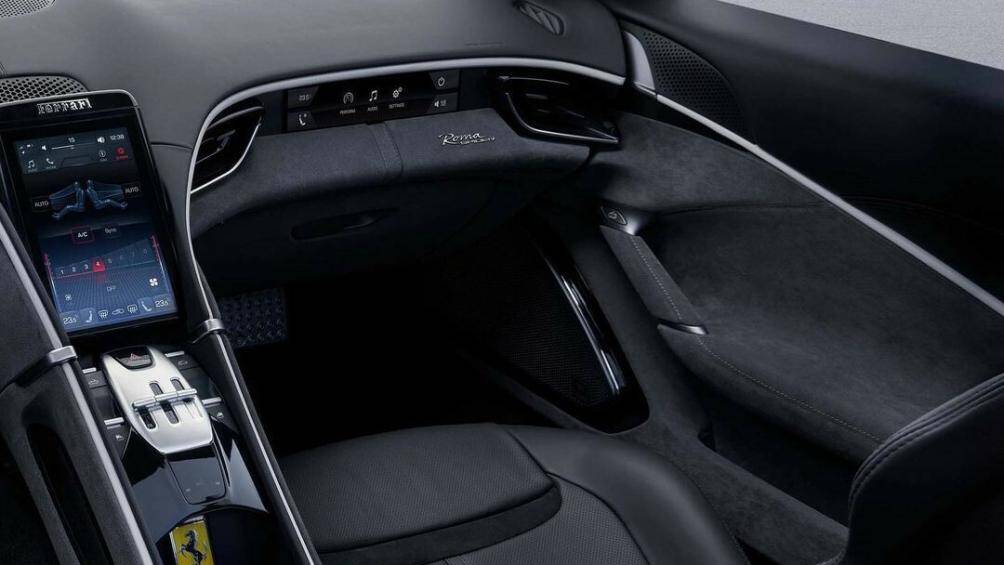 Bệ trung tâm liền lạc và thuôn dốc về sau cho cảm giác như ngồi trên một phi thuyền tương lai