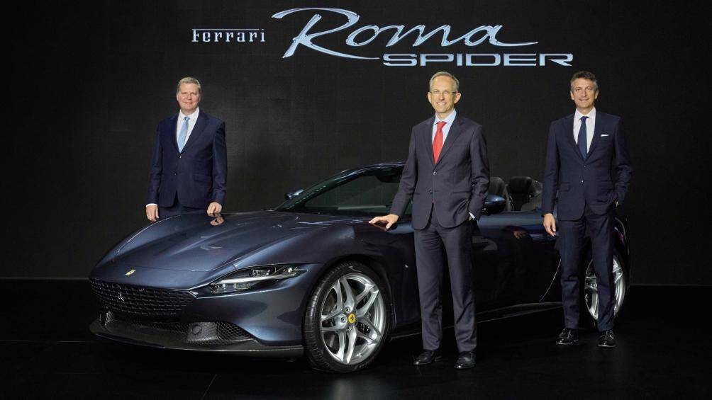 Đèn pha LED thích ứng hoàn toàn được tôn lên bởi một dải sáng ngang gợi liên tưởng đến cấu trúc khung của xe