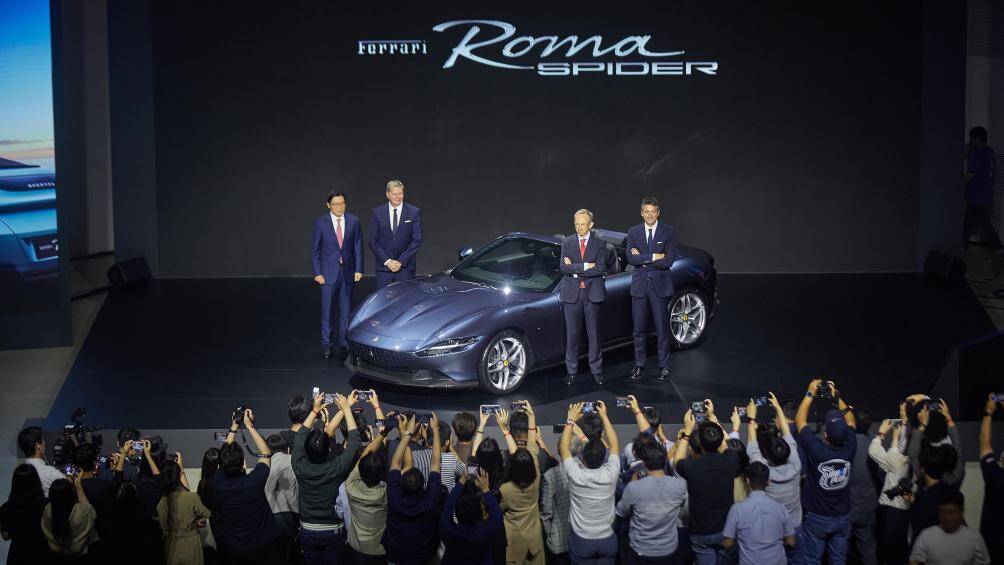 Chiếc siêu xe mui trần mới nhất của Ferrari được trang bị bộ mâm có kích cỡ 20-inch đi kèm với lốp trước 245/35ZR20 và lốp sau 285/35ZR20