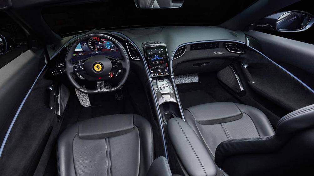 Bên trong khoang lái, xe được trang bị bảng đồng hồ kỹ thuật số 16 inch và màn hình trung tâm đặt dọc 8.4 inch