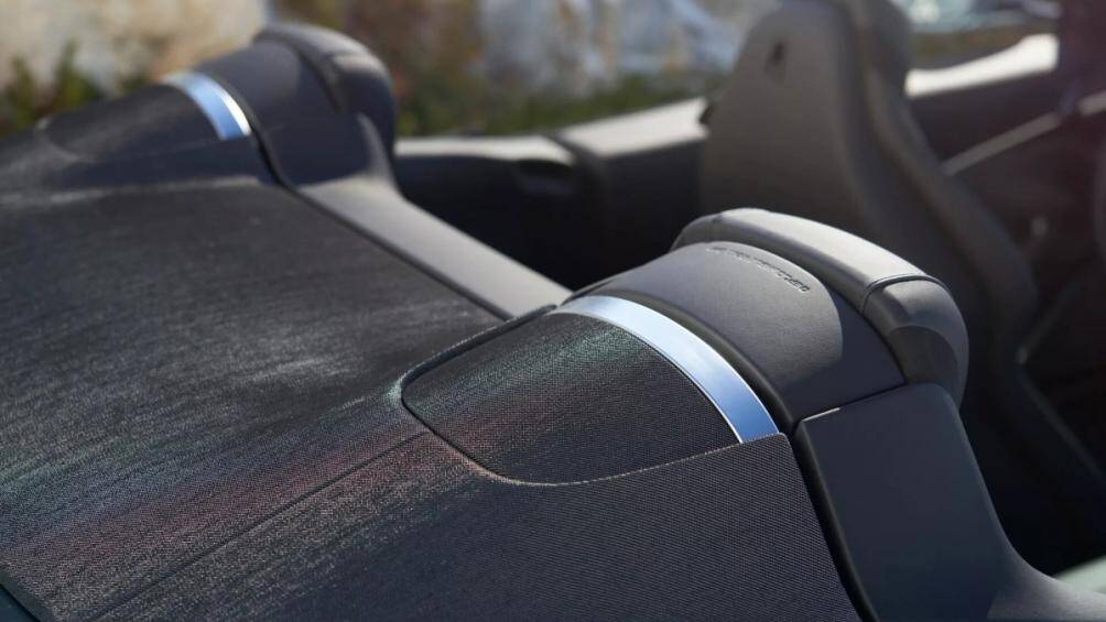 Phần mui bằng bạt có khả năng đóng/mở trong 13,5 giây khi xe di chuyển với vận tốc lên đến 60 km/h