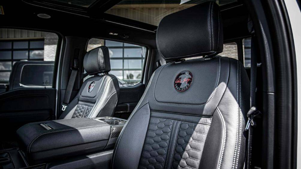 Bên trong nội thất xe cũng có những chi tiết khác biệt như logo Centennial Edition, ghế bọc da 2 tông màu, huy hiệu và số thứ tự của chiếc xe