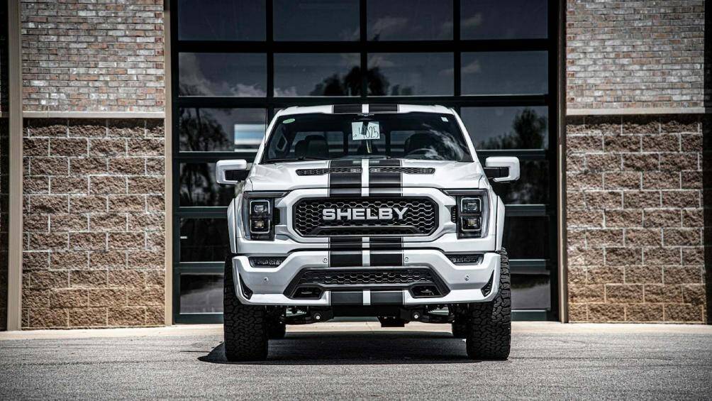 Tên của phiên bản đặc biệt này đi kèm chữ ký của nhà sáng lập Carroll Shelby được dán dọc theo thân dưới của chiếc bán tải