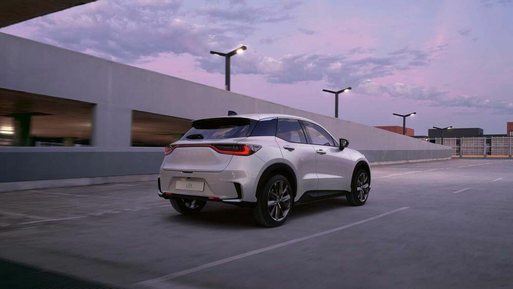 Mâm xe có hai tùy chọn là 17 inch kèm lốp 225/60 và loại 18 inch kèm lốp 225/55, trọng lượng xe 1.280 kg