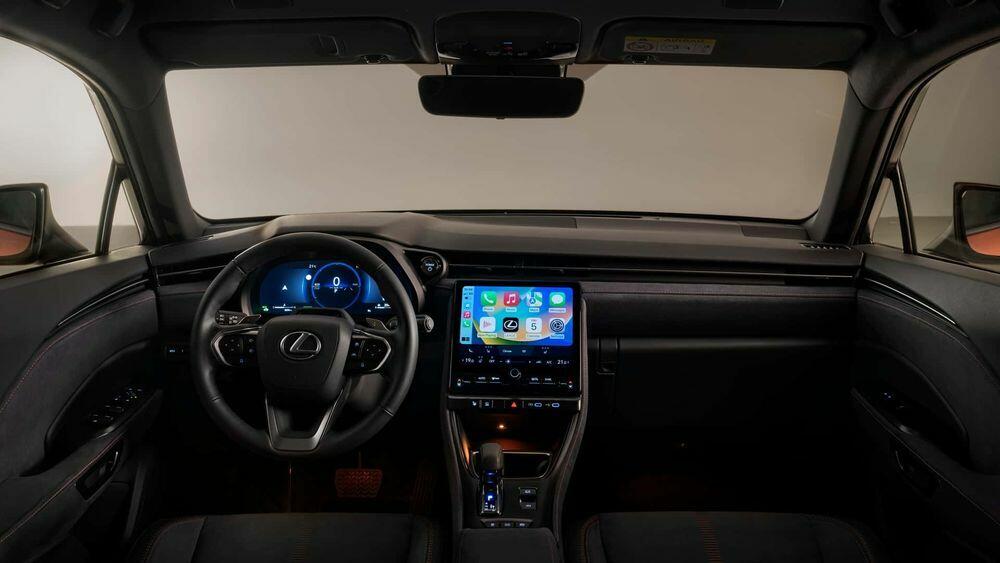 Lexus trang bị cho LBX gói pin NiMH mới. Theo kết quả thử nghiệm của Lexus, xe chỉ mất 9,2 giây để tăng tốc từ 0 lên 100 km/h