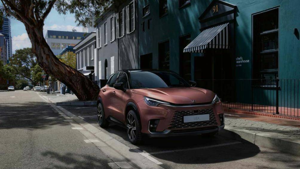 Được phát triển dựa trên nền tảng TNGA-B với mẫu Toyota Yaris Cross nhưng thiết kế nội -ngoại thất vẫn mang phong cách của Lexus