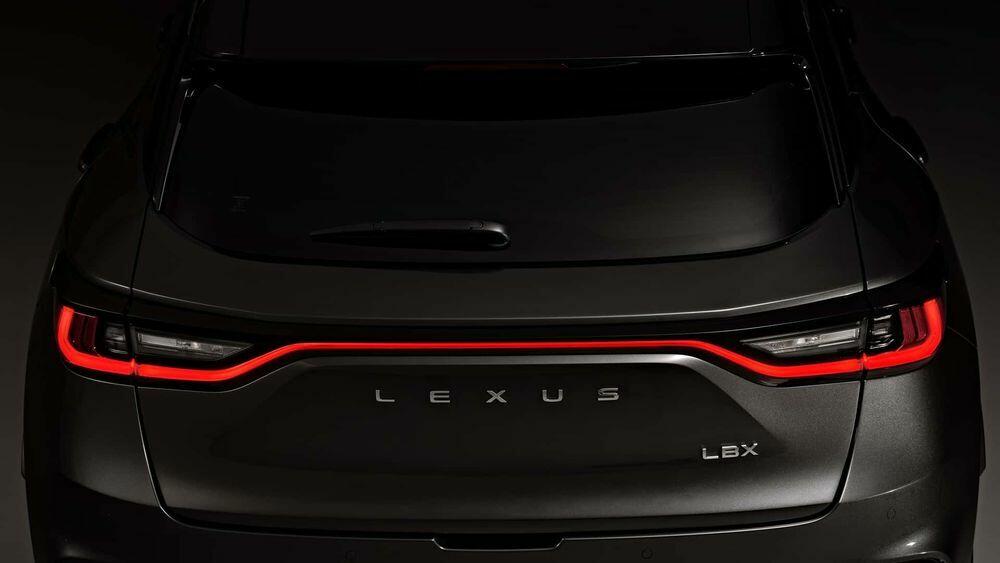 Ở phía sau, Lexus LBX 2024 sở hữu đèn hậu được bao quanh bằng dải đèn LED kéo dài đến hết chiều ngang đuôi xe