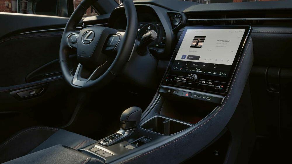 Bên trong xe được cung cấp bảng đồng hồ kỹ thuật số 12,3 inch và màn hình cảm ứng trung tâm 9,8 inch