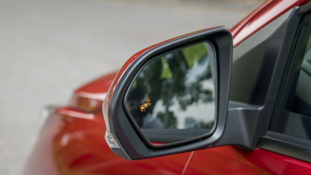 Ngoài các công nghệ an toàn cơ bản, Toyota Wigo 2023 tại Việt Nam còn có cảnh báo điểm mù và cảnh báo phương tiện cắt ngang phía sau hiếm thấy trong phân khúc