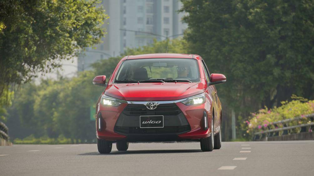 Mặt ca-lăng hình thang với điểm nhấn là đường viền crôm to bản