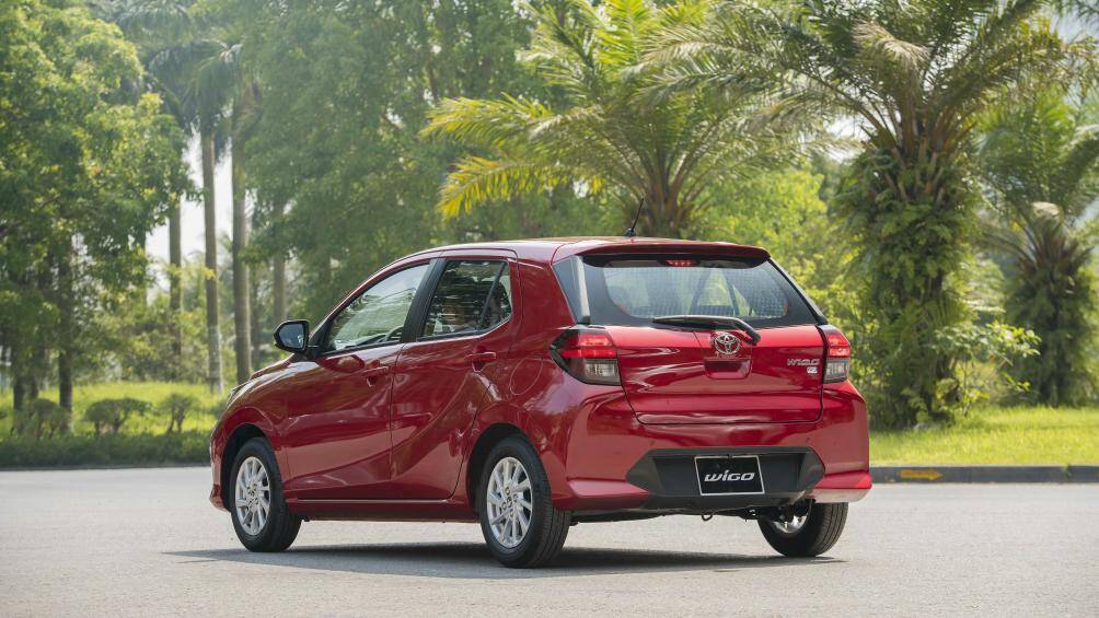 Cản sau và lẫy mở cốp được thiết kế lại