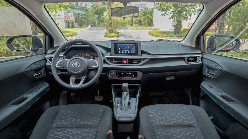 Bên trong khoang nội thất, Toyota Wigo 2023 lột xác hoàn toàn, có thiết kế giống với Toyota Raize