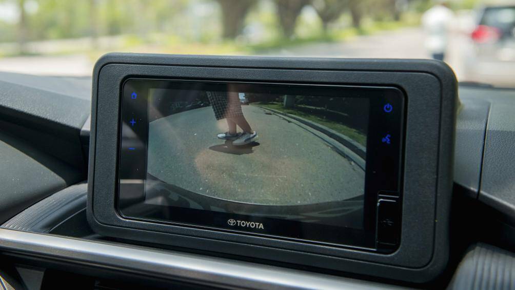 Điểm nhấn ở bảng táp-lô là màn hình giải trí đặt nổi, có kết nối điện thoại thông minh