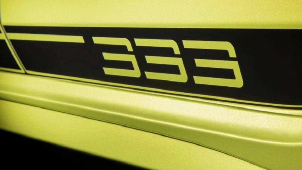 So với bản tiêu chuẩn, Volkswagen Golf R 333 Limited Edition nổi bật khi sử dụng màu sơn vàng độc quyền có tên Lime Yellow Metallic