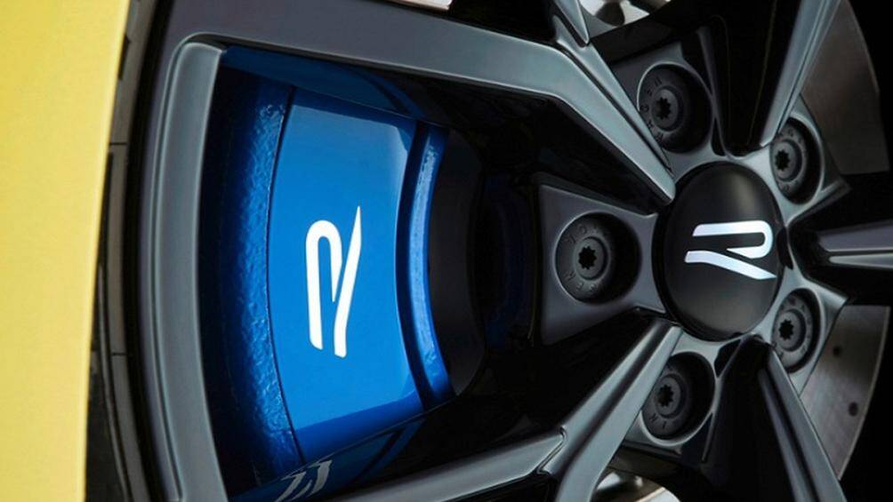 Volkswagen Golf R 333 Limited Edition được trang bị bộ mâm xe Estoril kích thước 19 inch sơn đen đi cùng cùm phanh hiệu suất cao màu xanh giúp xe nổi bật hơn