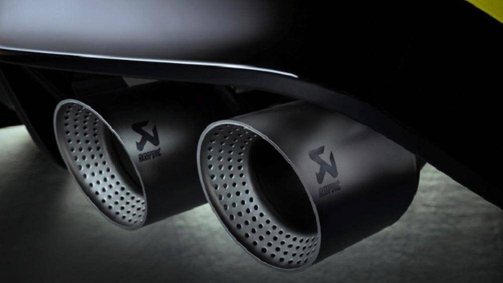 Điểm đáng chú ý nhất trên chiếc Golf R 333 này là hệ thống ống xả kép thể thao bằng hợp kim titanium Akrapovic mà Volkswagen trang bị