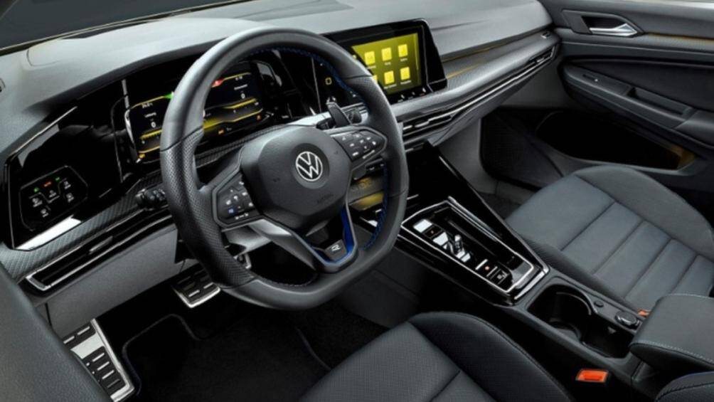 Về nội thất, Volkswagen Golf R 333 Limited Edition được trang bị ghế thể thao bọc da Nappa, hệ thống âm thanh Harman Kardon 9 loa...