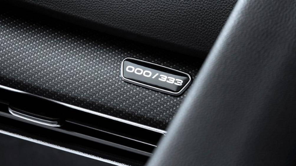 Trên mặt táp-lô của phiên bản giới hạn này sẽ được đánh dấu số thứ tự của xe. Logo “R” màu xanh dương cũng được in đậm trên vô-lăng nhằm tạo điểm nhấn