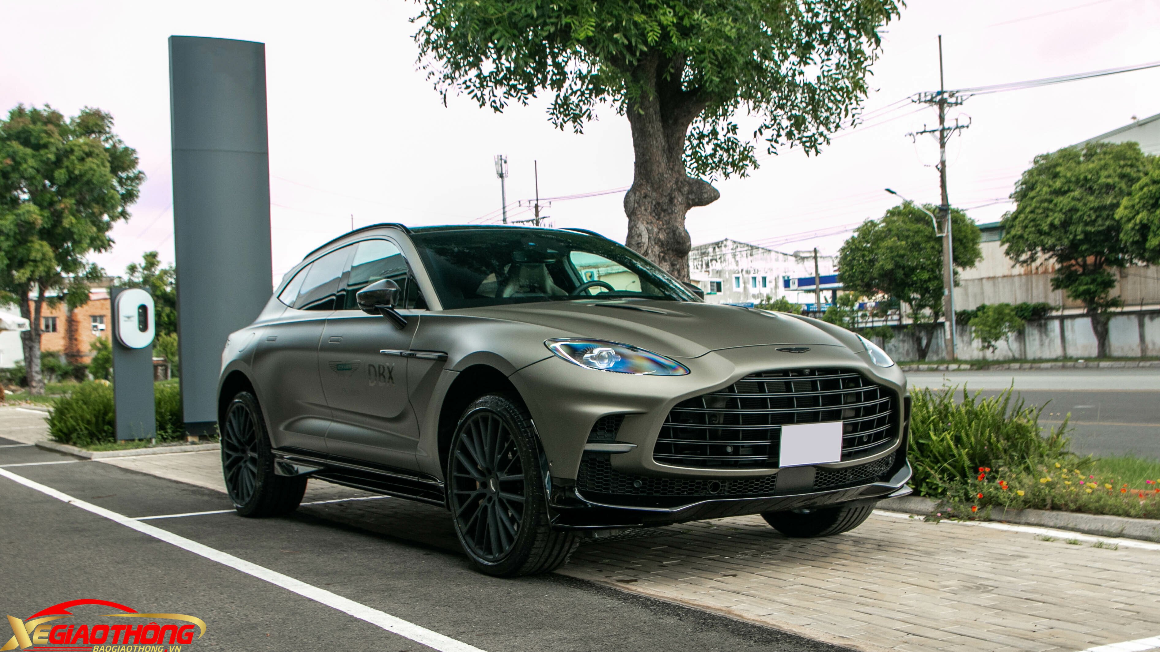 Ra mắt toàn cầu vào tháng 2/2022, Aston Martin DBX707 là phiên bản hiệu năng cao của mẫu DBX V8. Tại Việt Nam, cả 3 chiếc Aston Martin DBX707 từng xuất hiện đều được nhập khẩu theo diện chính hãng