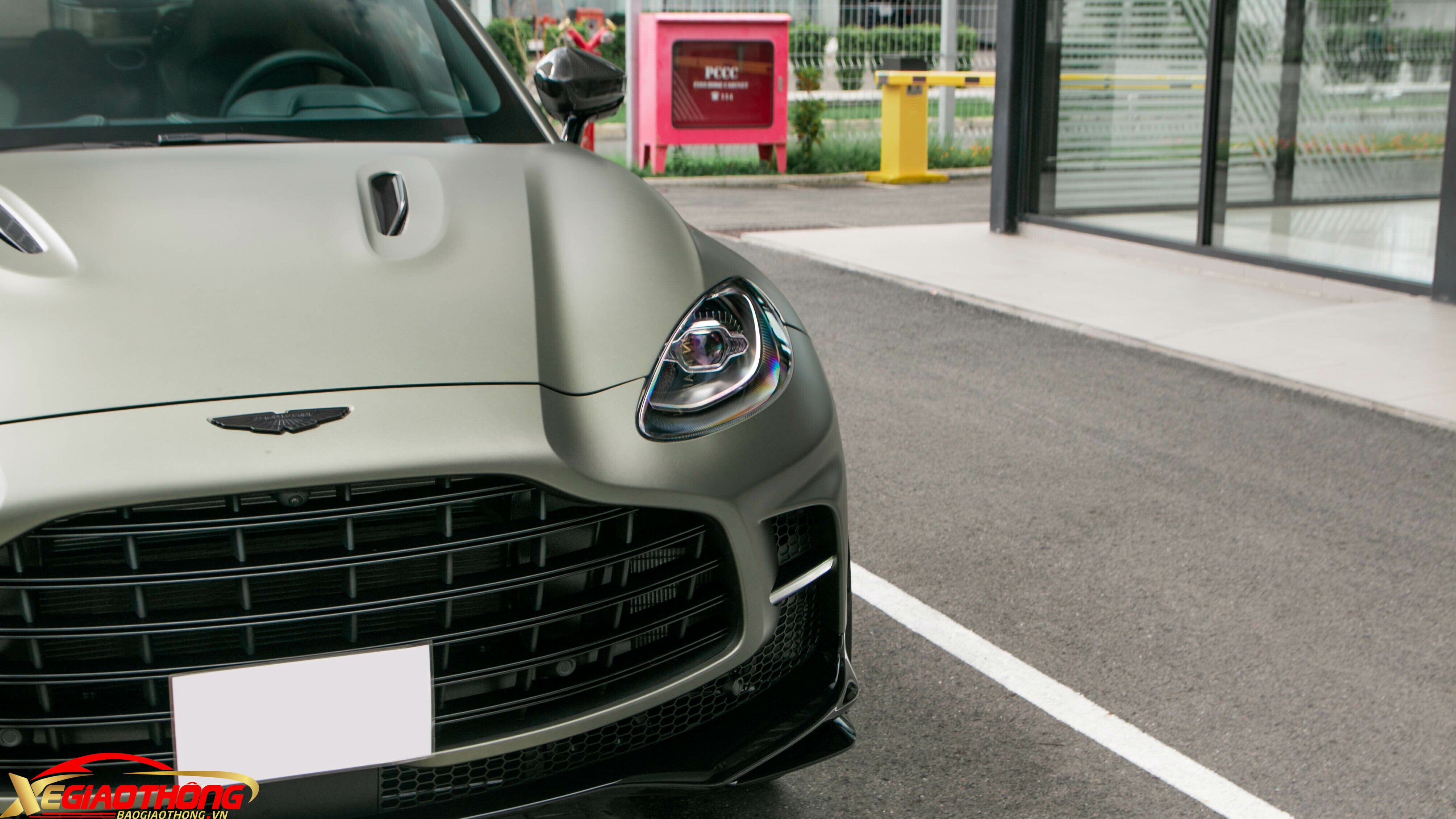 Aston Martin đã nâng cấp cho phiên bản hiệu năng cao này bộ bodykit đặc biệt với lưới tản nhiệt rộng hơn 27%, cùng các khe hút và thoát gió, đèn định vị ban ngày và đèn xi-nhan phía trước nằm ngang