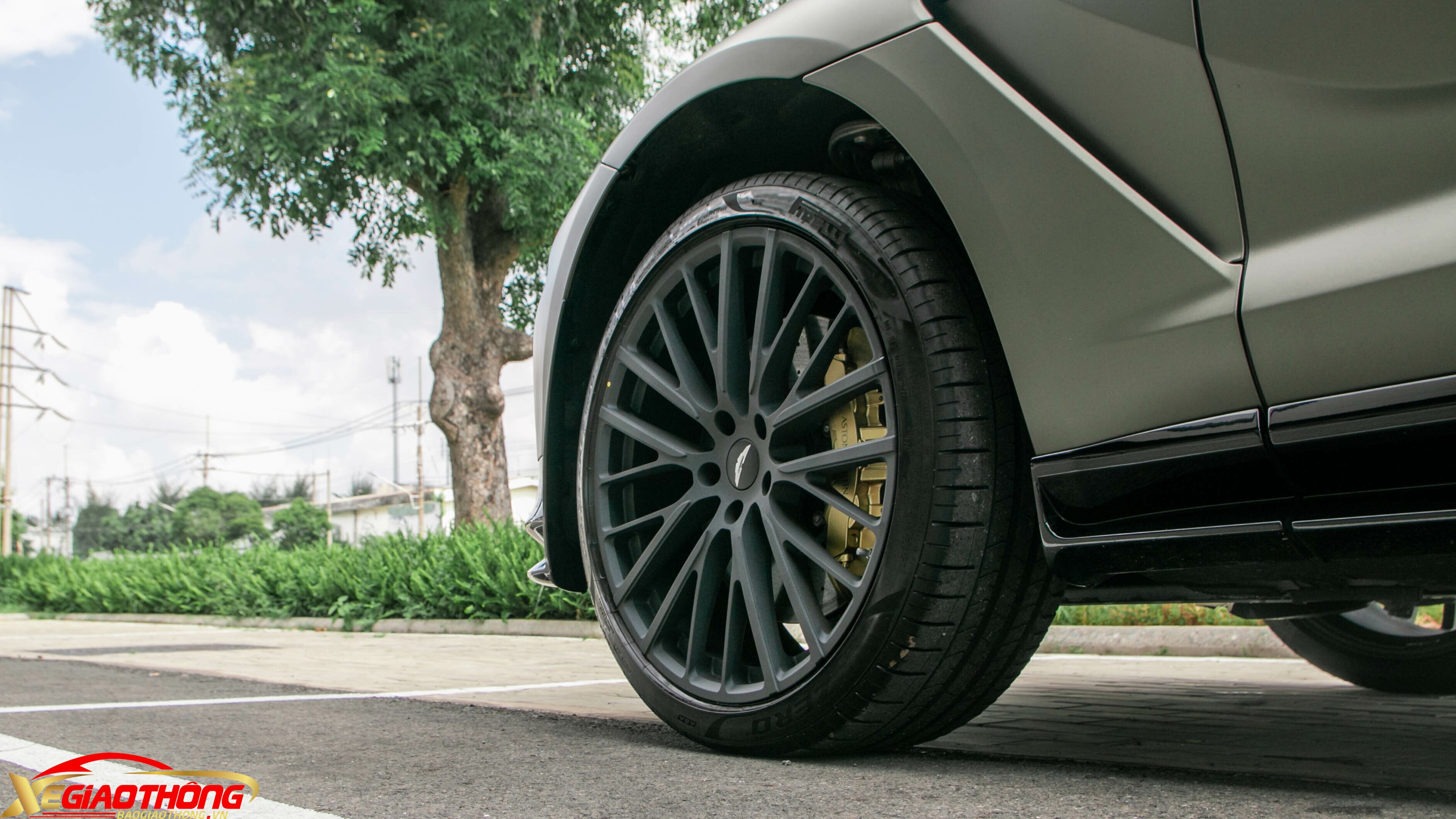 Cùm phanh được sơn màu vàng đồng “Bronze Painted” cùng dòng chữ Aston Martin