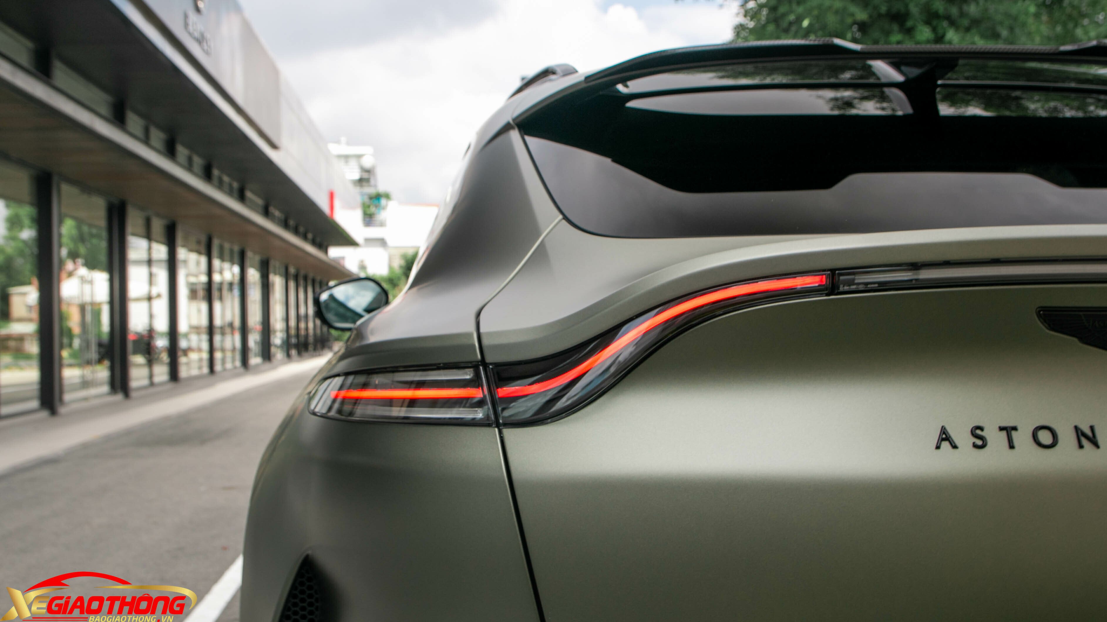 Đèn hậu phía sau được thiết kế tương đối giống phiên bản DBX V8. Tuy nhiên chiếc DBX707 này có thêm tùy chọn đèn hậu màu khói mờ “Smoked Tail Lights"