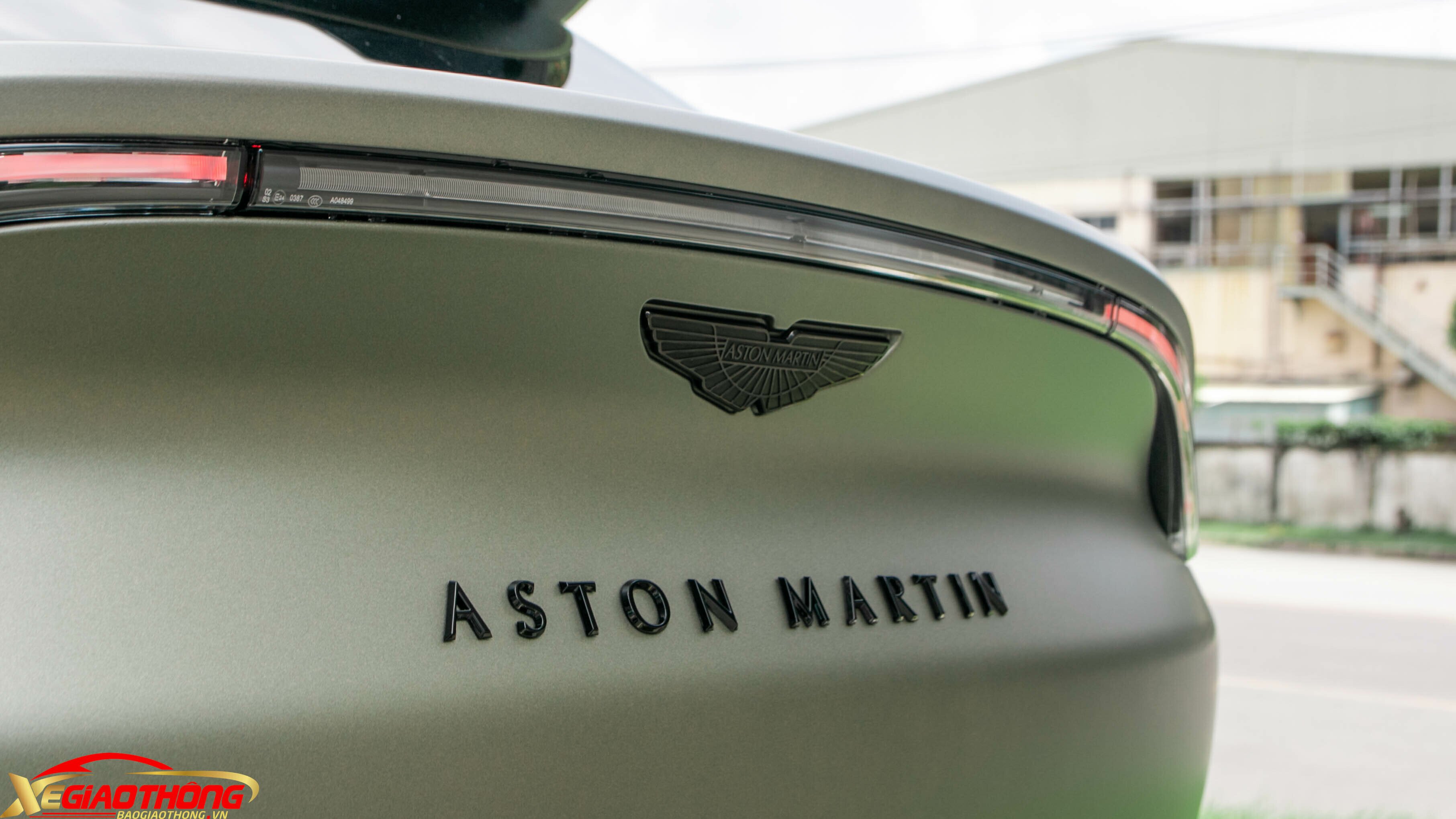 Tính năng "Race Start" hỗ trợ khi tăng tốc cũng được trang bị tiêu chuẩn trên DBX707, đem đến cảm giác bứt tốc từ vị trí đứng yên như những chiếc siêu xe thể thao gầm thấp