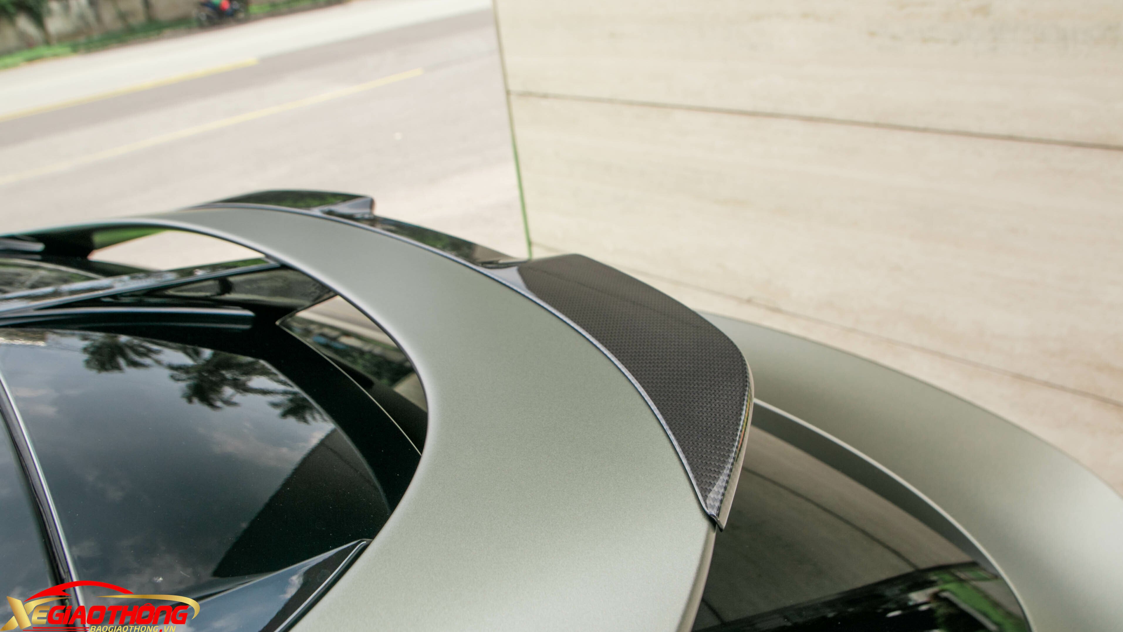 Cánh hướng gió bằng sợi carbon ở đuôi xe có tác dụng tăng lực ép xuống mặt đường khi chạy ở tốc độ cao, khoảng 300km/h