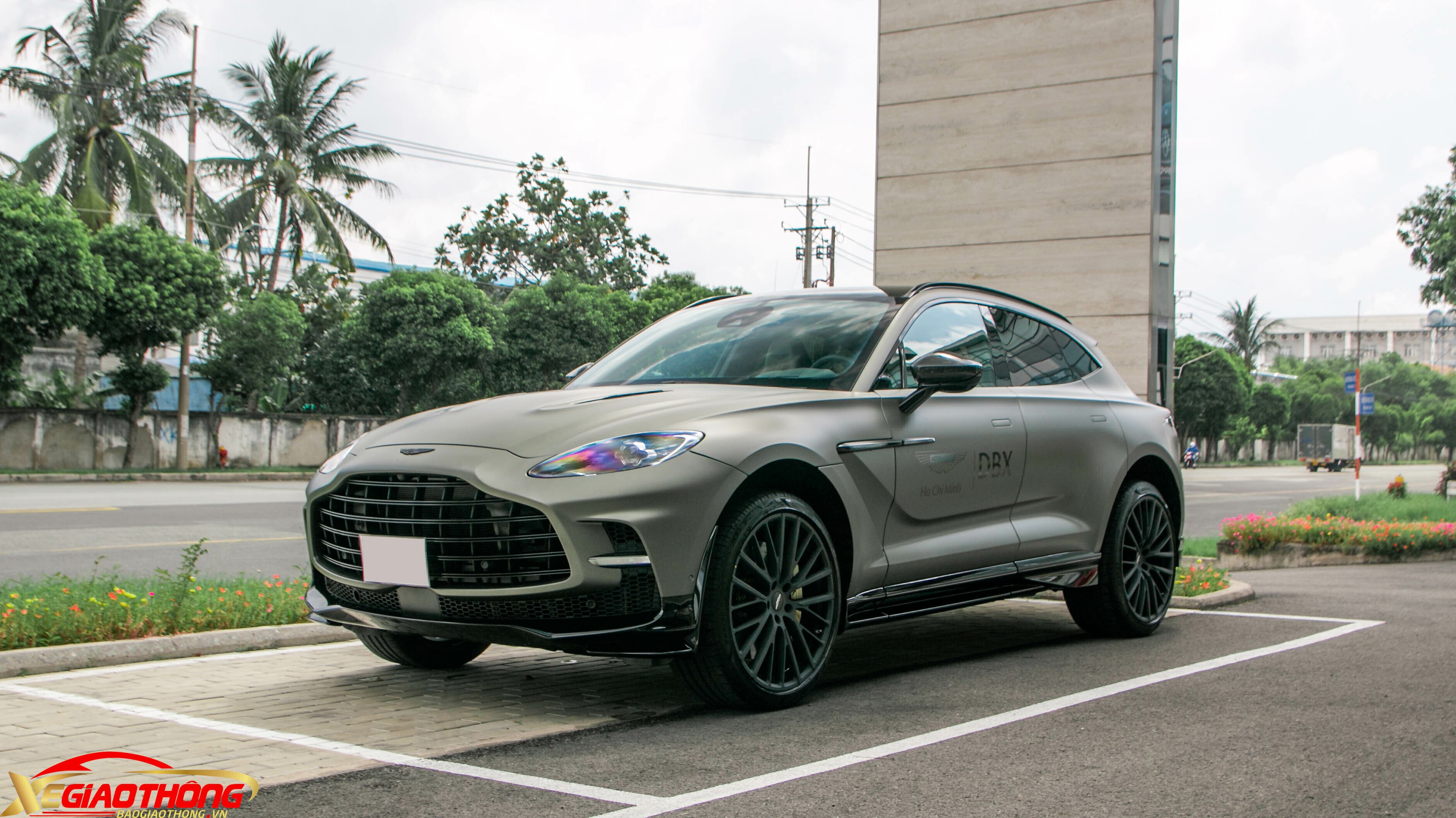 So với phiên bản V8 tiêu chuẩn, ngoại hình của DBX707 hầm hố hơn và có nhiều cải tiến về khí động học. Những chi tiết đáng chú ý ở phía trước gồm lưới tản nhiệt được mở rộng, đèn định vị mới...