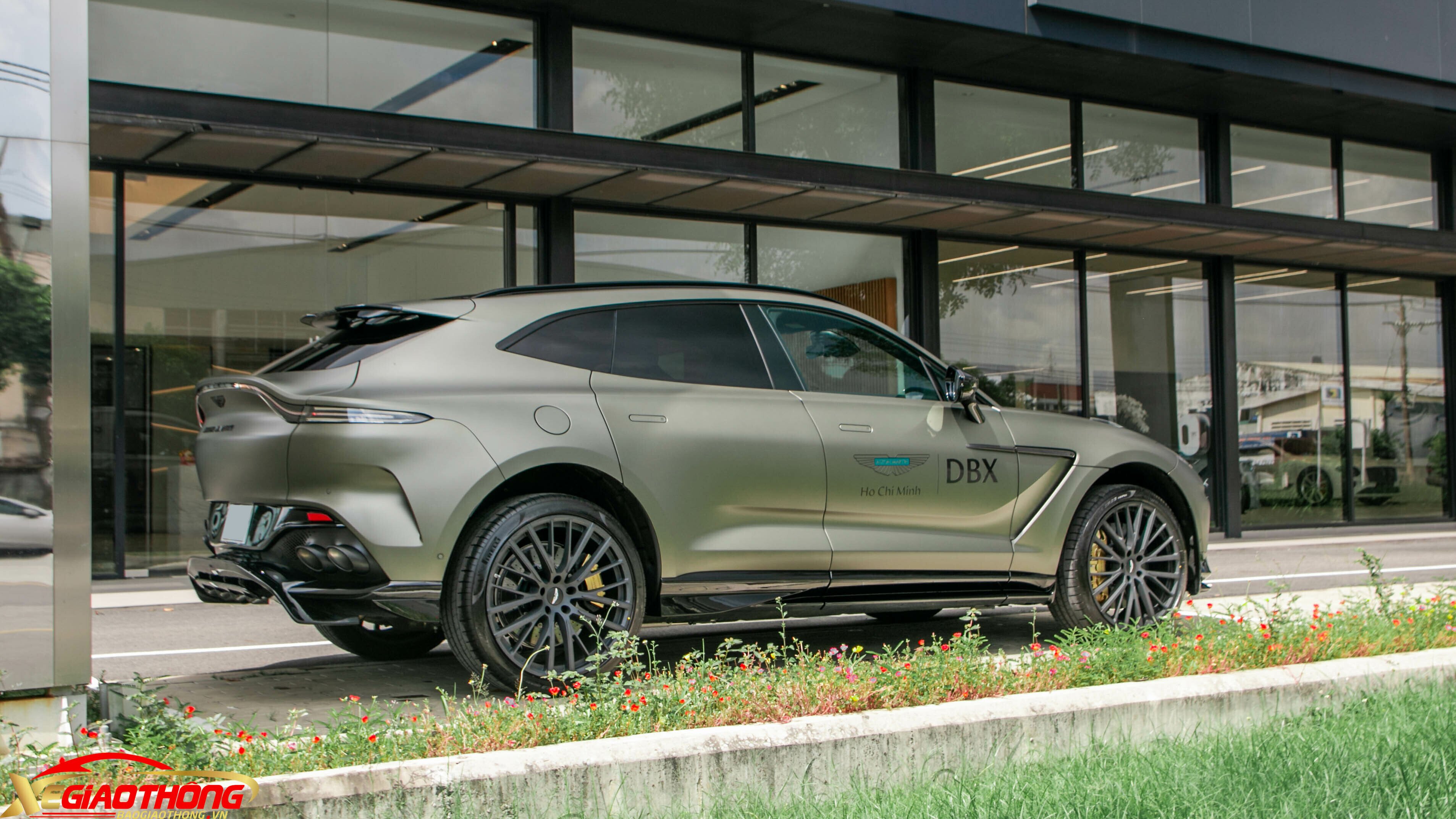 Aston Martin DBX707 còn được bổ sung một cánh lướt gió cỡ lớn phía sau