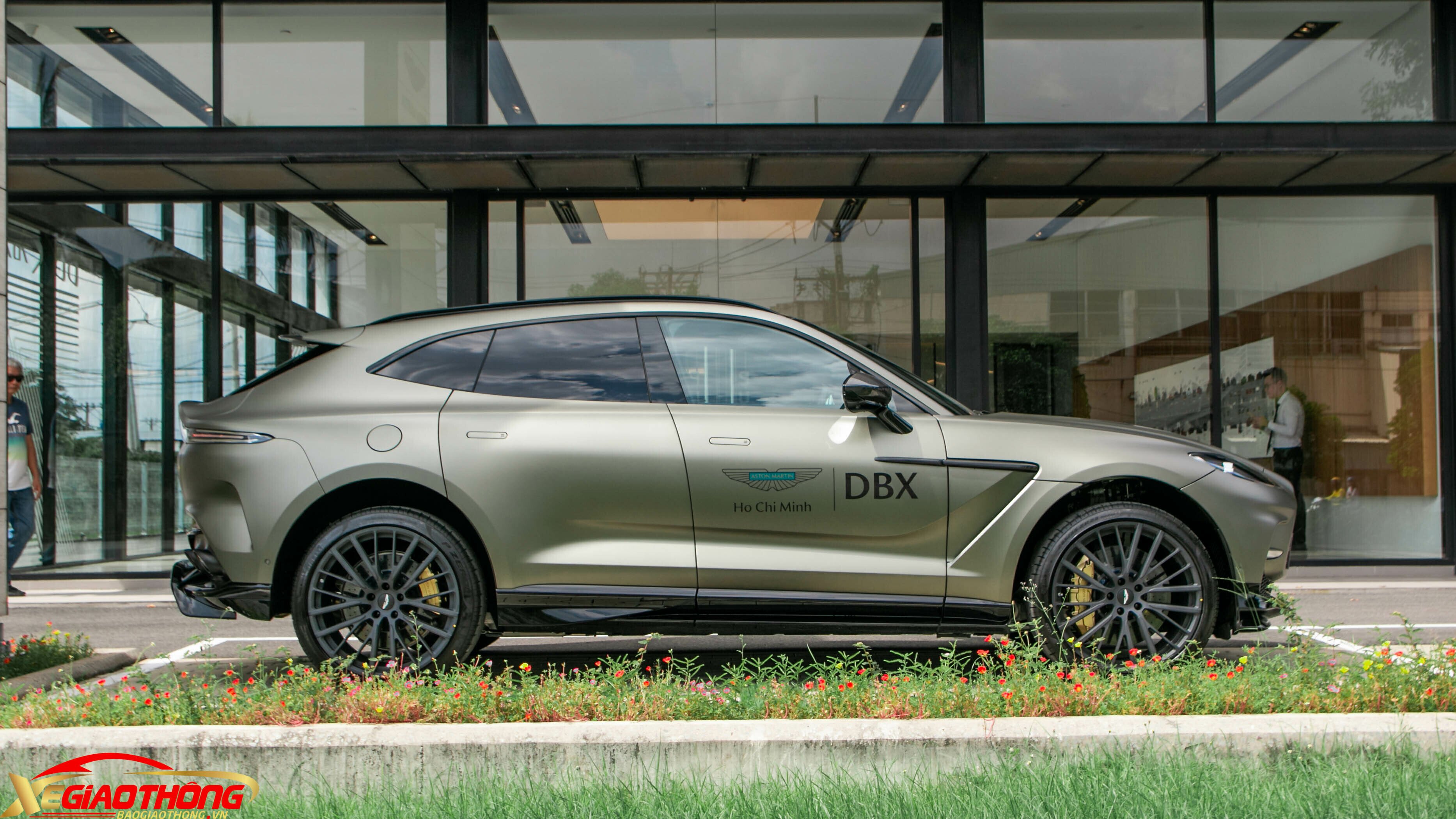 Hàng ghế thứ hai của DBX707 có dạng 2+1. Cửa sổ trời toàn cảnh, cửa hít là trang bị tiêu chuẩn