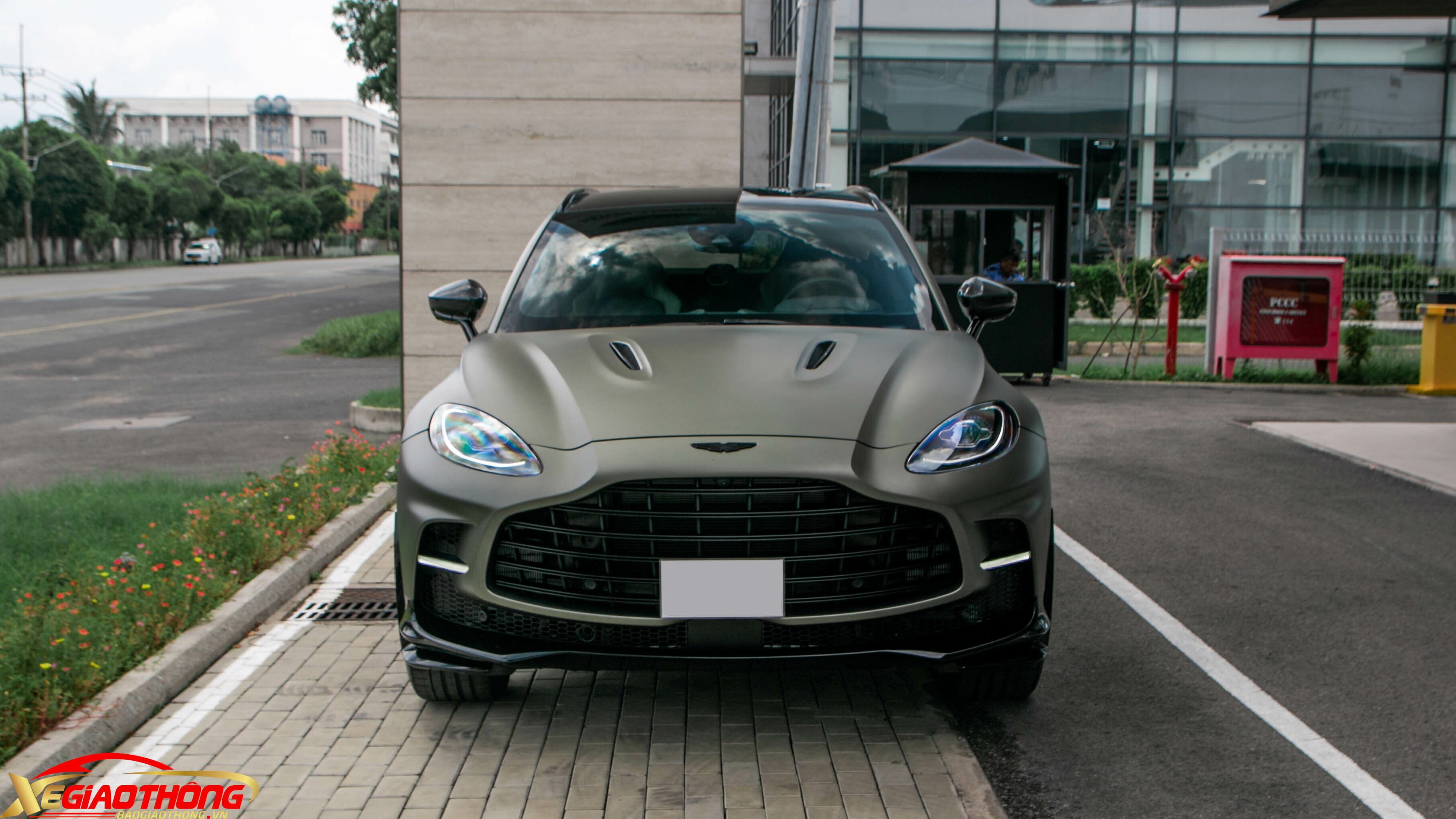 Tại Đức và nhiều nước châu Âu, thông số ps được sử dụng thay cho mã lực. Sức mạnh 697 mã lực của DBX707 tương đương 707ps (pferdestärke trong tiếng Đức). Aston Martin sử dụng tên gọi 707 cho DBX bắt nguồn từ điều này