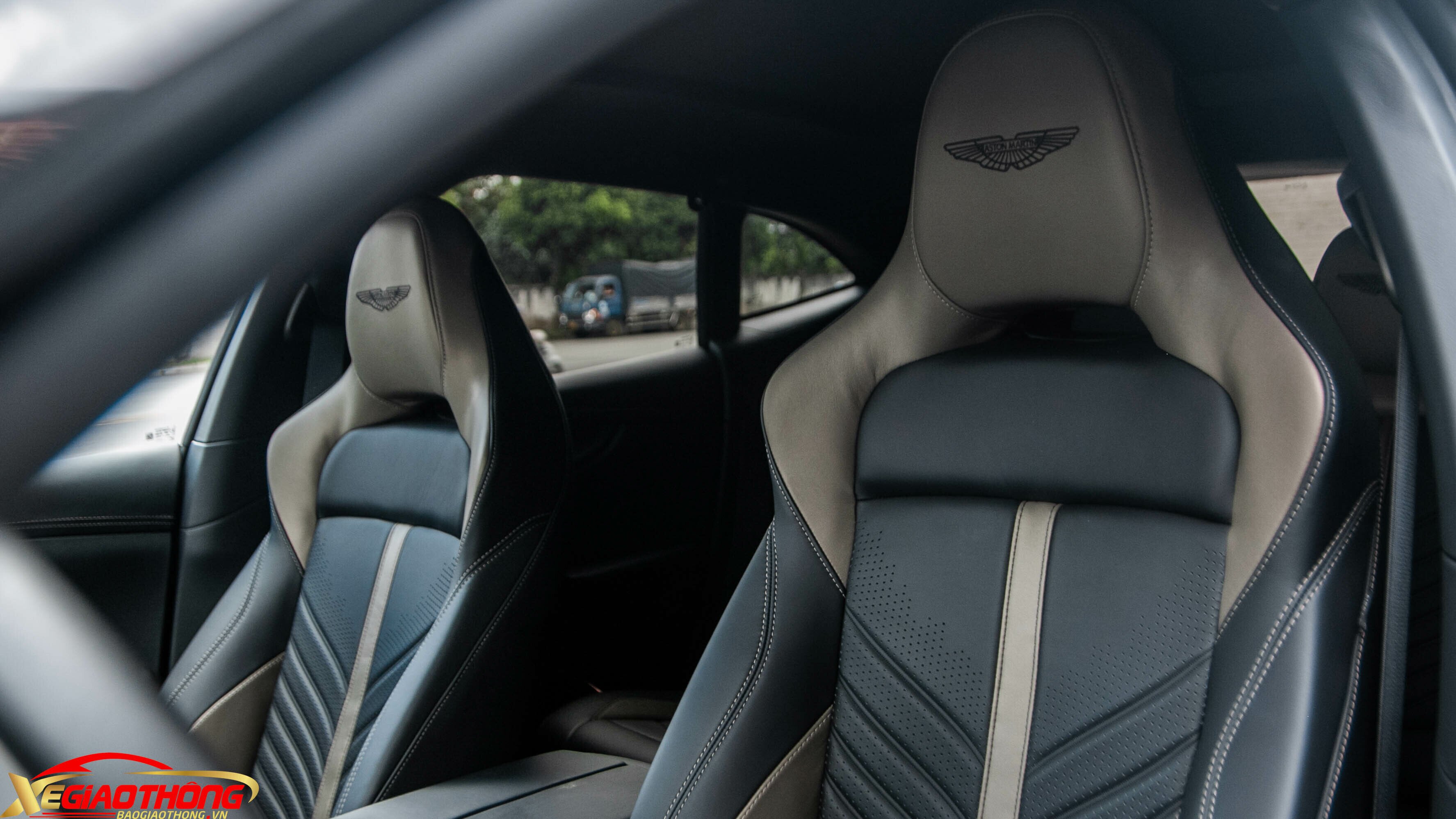 Ghế được bọc da 2 tông màu, gồm đen Onyx Black và màu Arden Green Metallic