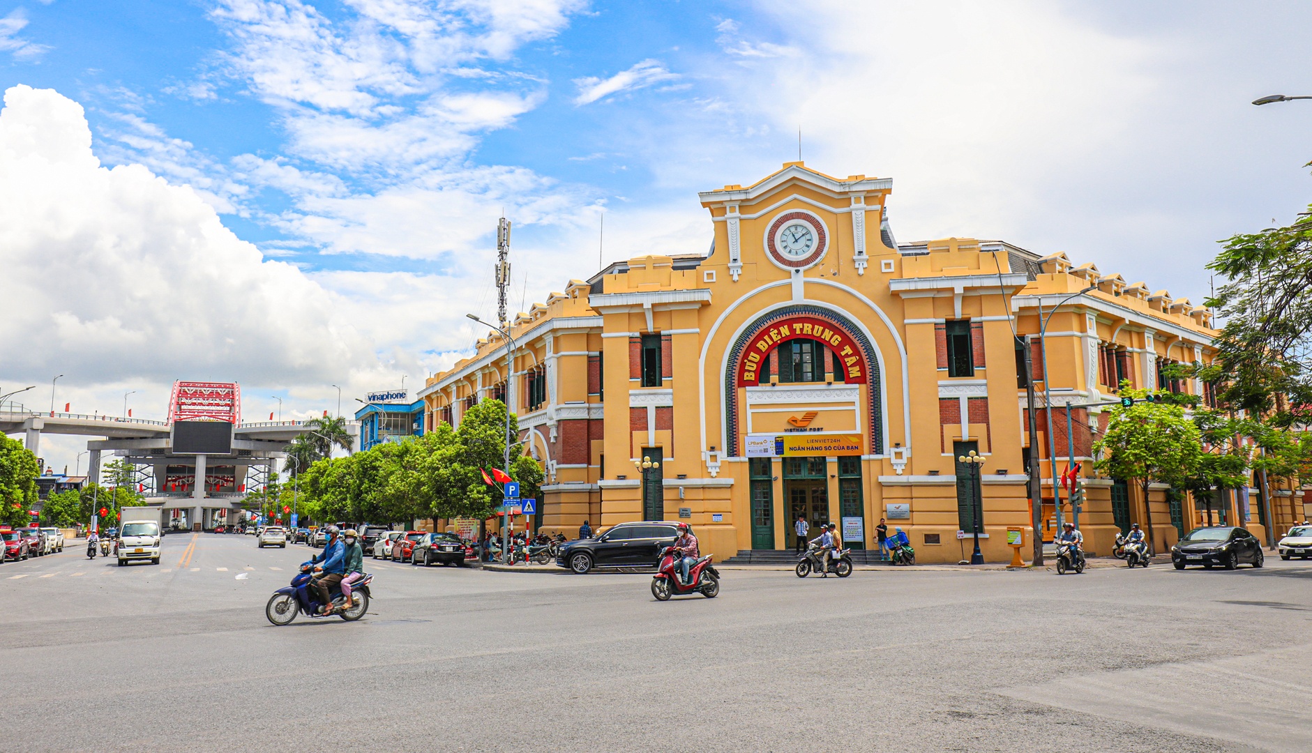 Bưu điện thành phố Hải Phòng cũng là một trong các công trình kiến trúc Pháp tiêu biểu. Đặc biệt, ngay đó là cầu Hoàng Văn Thụ, một trong các công trình hạ tầng giao thông hiện đại, kiến trúc đẹp của Hải Phòng.