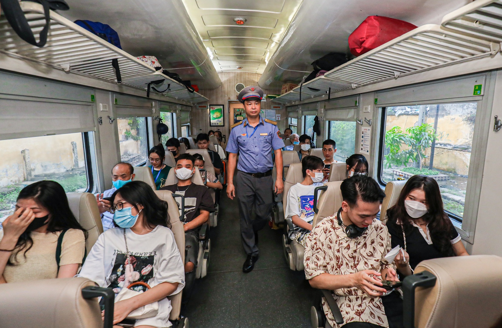 Trưởng tàu HP1 Trần Thanh Việt cho biết, chuyến tàu xuất phát ga Hà Nội có 191 khách. Đó là chưa tính đến số hành khách lên tàu tại các ga dọc đường. Tổng lượng khách mỗi chuyến sẽ khoảng trên 300 người. Khách đi tàu chủ yếu là thanh niên đi khám phá, trải nghiệm food tour Hải Phòng.
