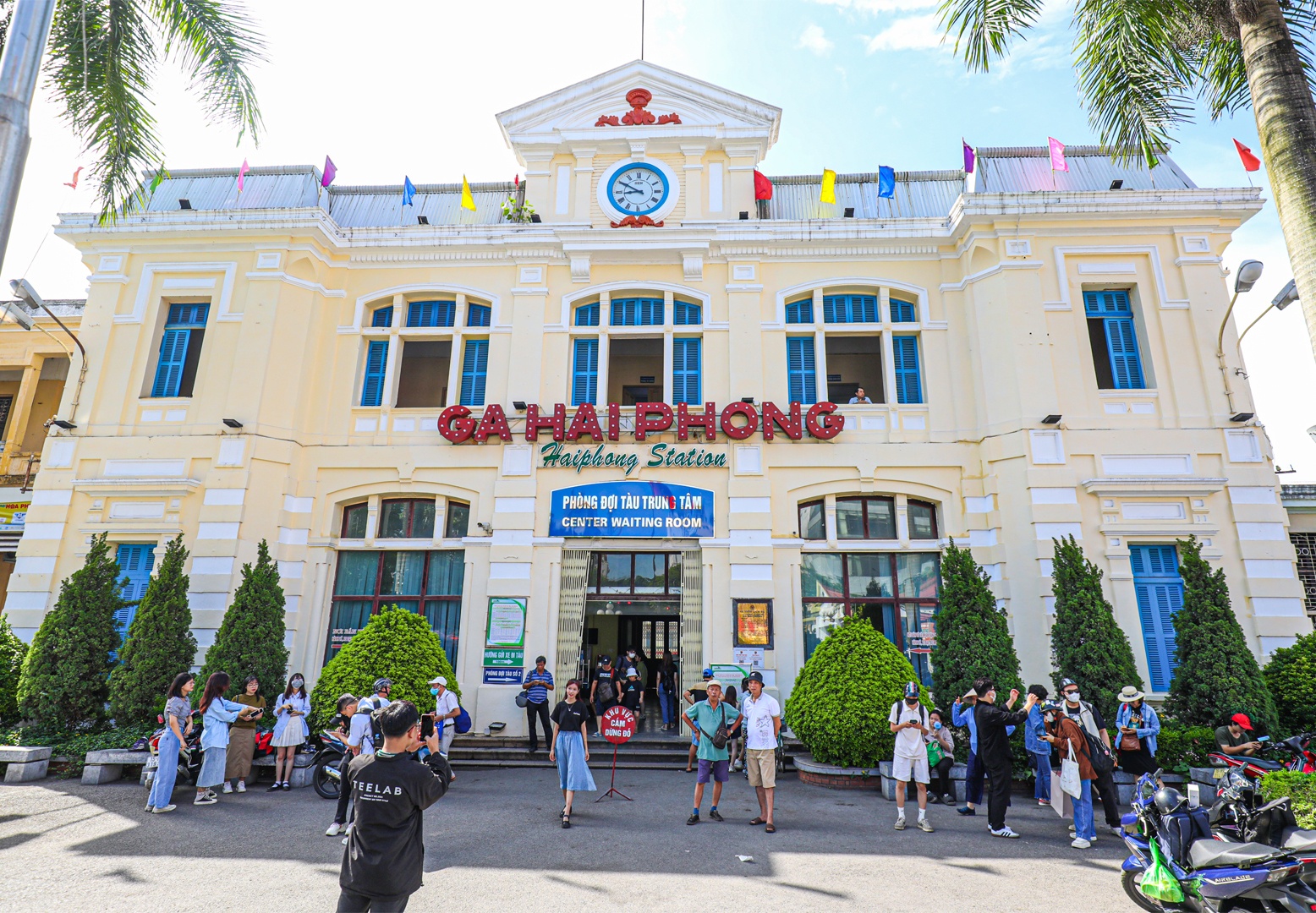 Sau hơn 2 giờ chạy, tàu đến ga Hải Phòng lúc 8h25. Hành khách nhanh chóng tỏa ra các vị trí, tranh thủ chụp ảnh check in tại ga Hải Phòng.