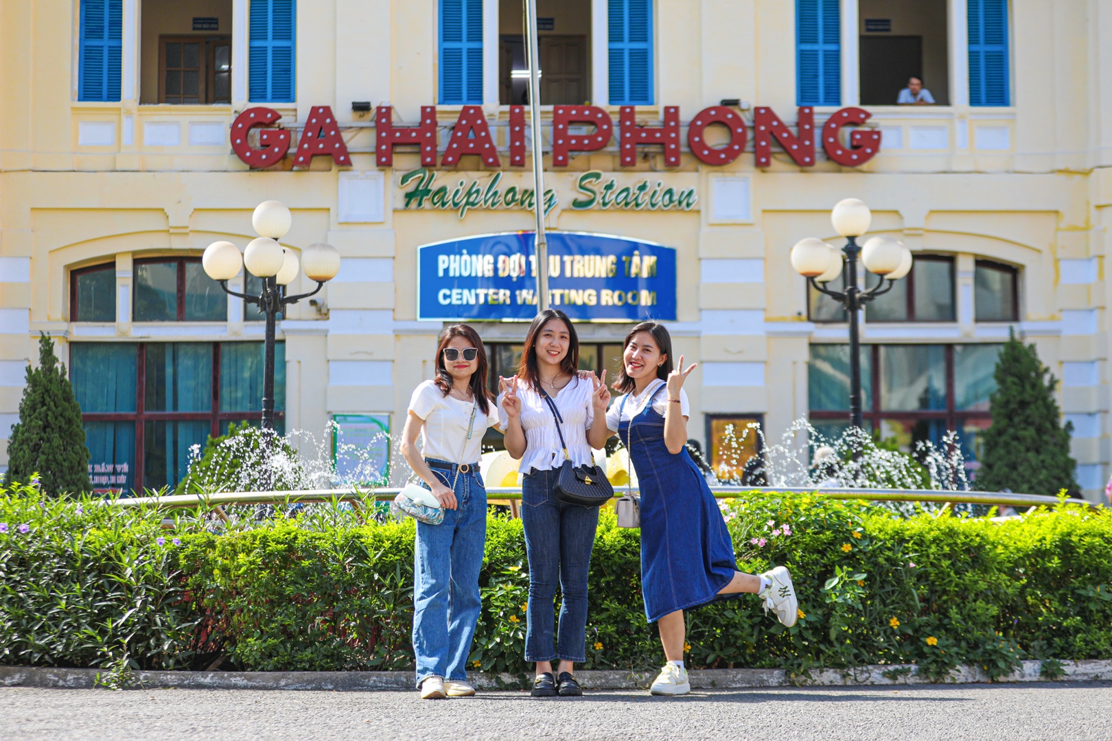 Ông Đặng Tiến Mạnh, Trưởng ga Hải Phòng cho biết, ga Hải Phòng là công trình kiến trúc tiêu biểu, được xây dựng từ năm 1902, còn giữ nhiều nét kiến trúc nguyên bản thời Pháp thuộc. Phía trước nhà ga có đồng hồ, đài phun nước. Phía trong sân ga còn nhiều chi tiết kiến trúc đẹp, cổ kính như nan hoa sắt, vòm hành lang... và các giàn hoa, cây cảnh. Vì vậy được nhiều hành khách ưa chuộng chụp ảnh. 
Ảnh: Nhóm bạn chị Hoàng Thị Mai Phương, Nguyễn Thị Bích Ngọc hào hứng chụp ảnh check in trước cửa ga