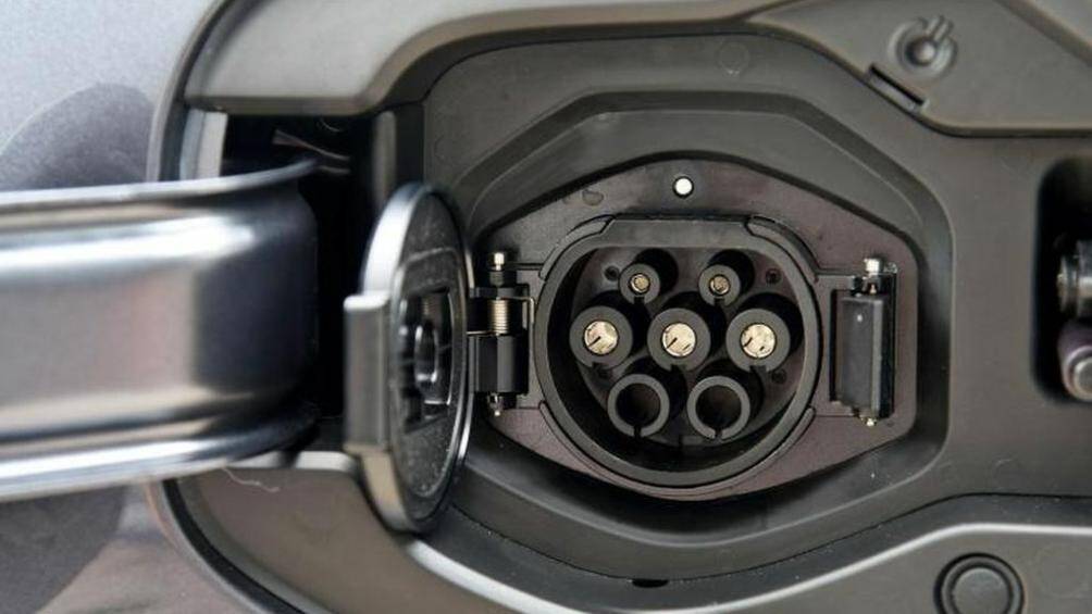 Pin của mẫu xe này có dung lượng 17,7 kWh, cho phép xe chạy 82 km mà không cần dùng động cơ xăng