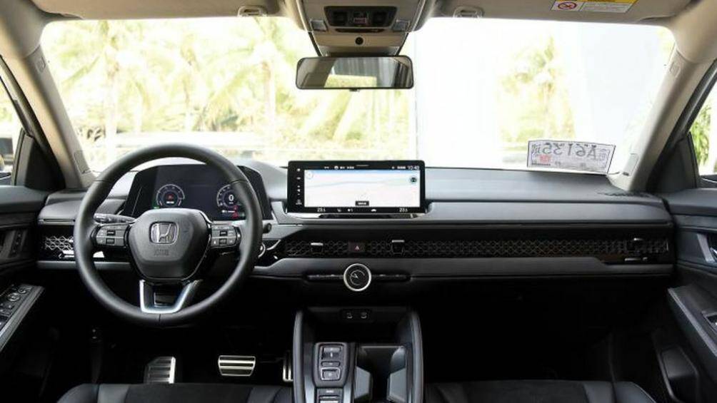 Nội thất Honda Accord e:PHEV 2023 được trang bị vô lăng 3 chấu. Bảng đồng hồ kỹ thuật số 10,2 inch, màn hình cảm ứng trung tâm 12,3 inch