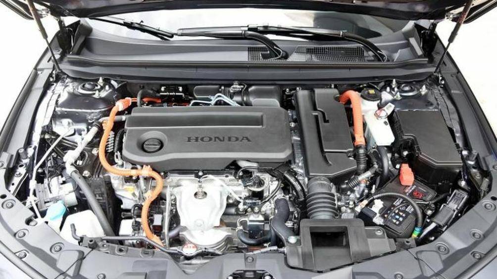 Cung cấp sức mạnh cho Honda Accord e:PHEV 2023 là hệ truyền động plug-in hybrid i-MMD thế hệ thứ 4, bao gồm máy xăng 4 xi-lanh, dung tích 2.0L và 2 mô-tơ điện