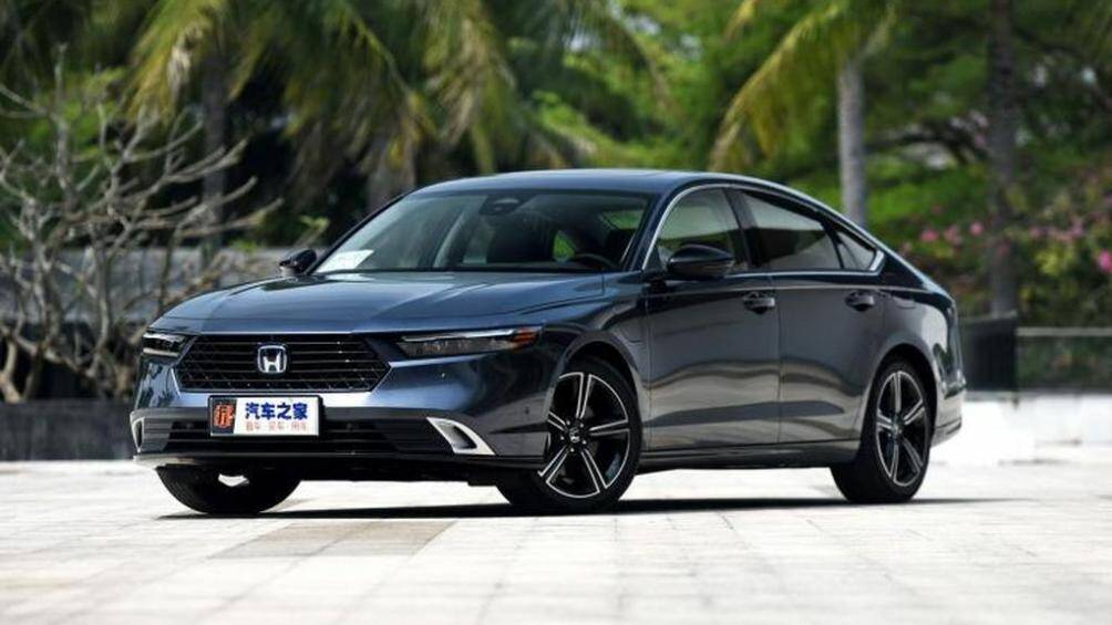 Mẫu sedan hạng trung này có tổng cộng 7 phiên bản và giá bán dao động từ 179.800 - 258.800 Nhân dân tệ (595 - 856 triệu đồng)
