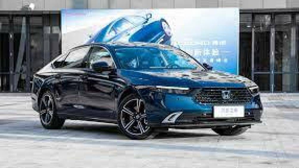Đầu xe được trang bị lưới tản nhiệt hình lục giác màu đen cá tính với mắt lưới kim cương, logo Honda màu xanh dương