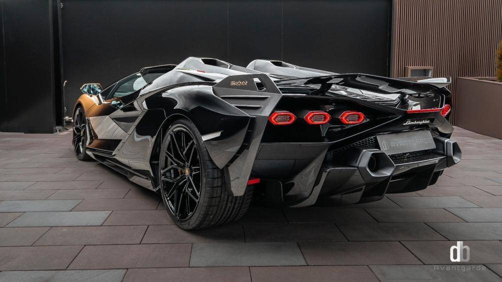 Sian mang trên mình DNA của Lamborghini với những đường nét góc cạnh, cắt xẻ táo bạo thường thấy trên các mẫu siêu bò