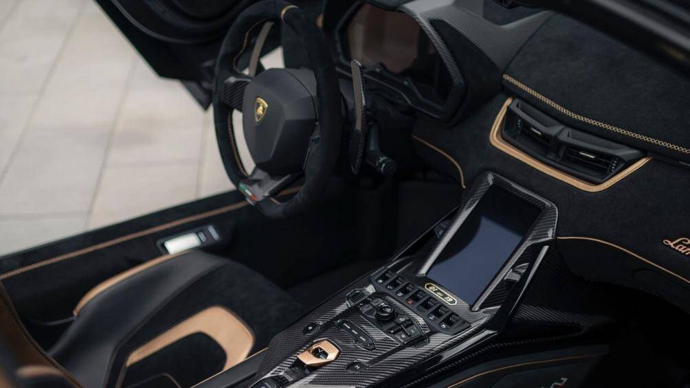 Nội thất Sian Roadster được bọc da cao cấp và kết hợp Alcantara màu đen Nero Cosmos, đường chỉ và họa tiết tương phản tông màu đồng Oro Electrum