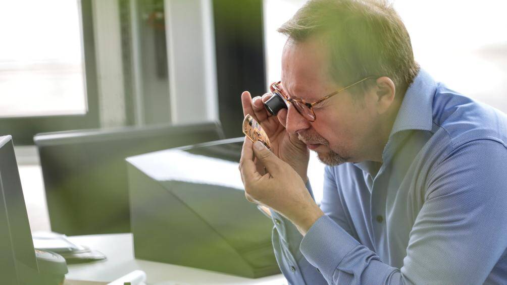 Mẫu xe đầu tiên được trang bị logo mới sẽ là Porsche Panamera thế hệ mới, dự kiến ra mắt cuối năm 2023