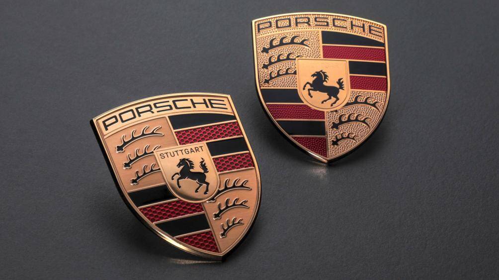 Hình ảnh chú ngựa chồm ở chính giữa logo mới đã được chỉnh sửa lại đôi chút và giờ đây dòng chữ "Stuttgart" ngay phía trên được hiển thị rõ ràng