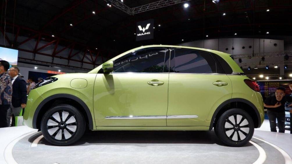 Phiên bản đầu tiên có công suất 41 mã lực và mô-men xoắn 110 Nm, kết hợp với pin 17,3 kWh