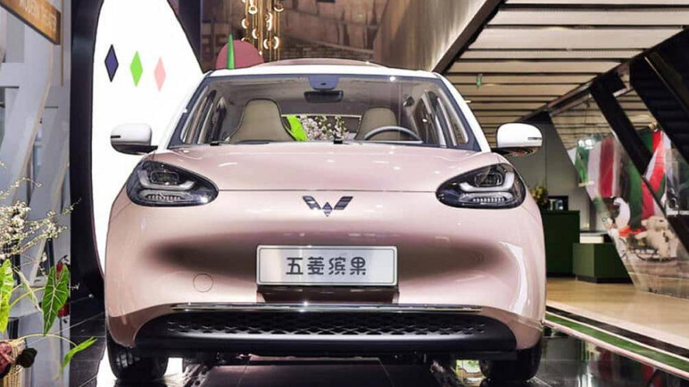 Xe sở hữu ngoại thất khá nhỏ nhắn, xinh xắn với các đường nét bo tròn, ngoài ra cụm đèn pha và đèn hậu dạng LED cũng được trang bị trên mẫu xe này