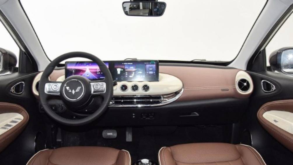 Bên trong xe là bảng đồng hồ kỹ thuật số và màn hình cảm ứng cho hệ thống thông tin giải trí Ling OS, cả hai đều có kích thước 10,25 inch